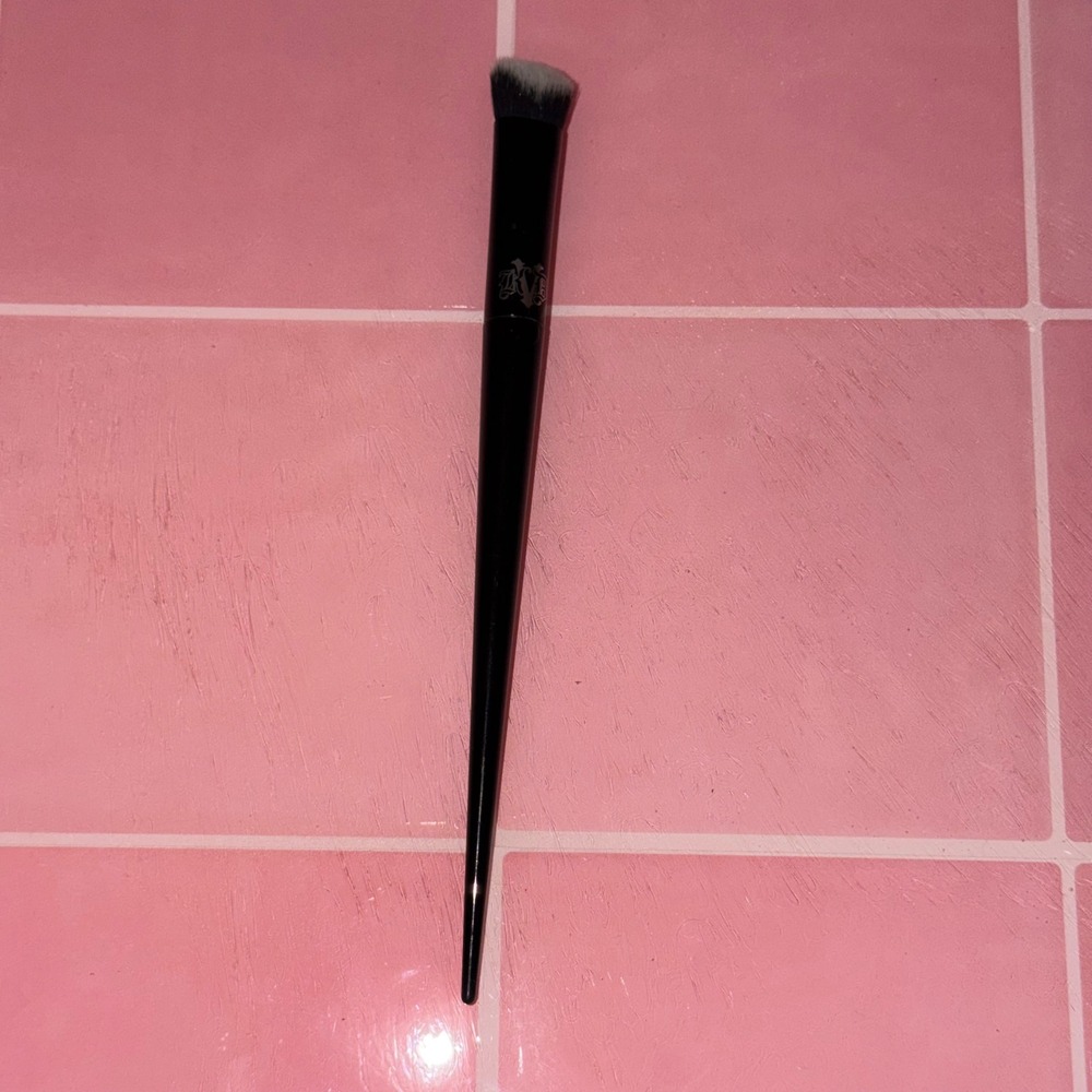 KVD Beauty Edge Concealer Brush 40 High Performance Synthetic Makeup Brush Black